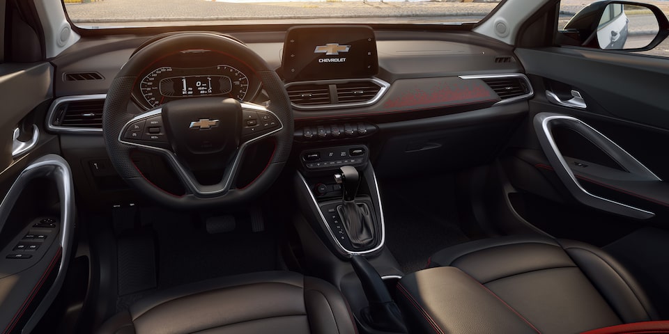 Moderno diseño interior de Chevrolet Groove 2025 con volante multifunción y comodidad para tu familia