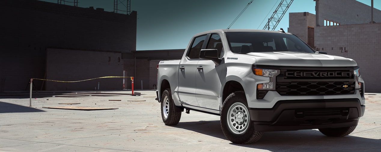 Nueva camioneta de trabajo Chevrolet Silverado. Equipada con sistema de doble escape, lista para enfrentar cualquier trabajo