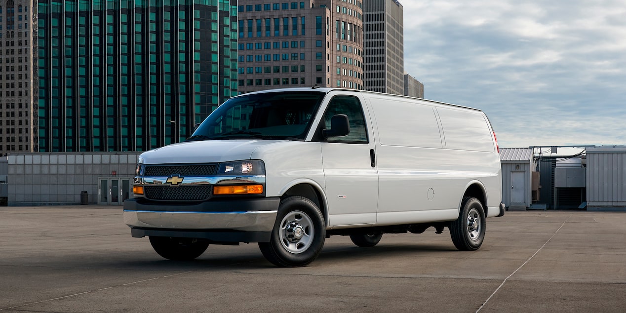 Camioneta Chevrolet Express Van 2025 con faros de halógeno y rines de acero de 16 pulgadas