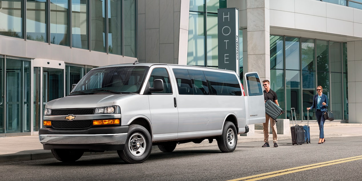 Chevrolet Express Van 2025 con defensa delantera con barra de impacto 