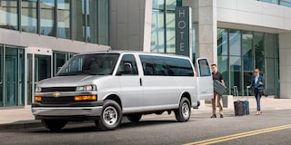 Chevrolet Express Van 2025 con defensa delantera con barra de impacto