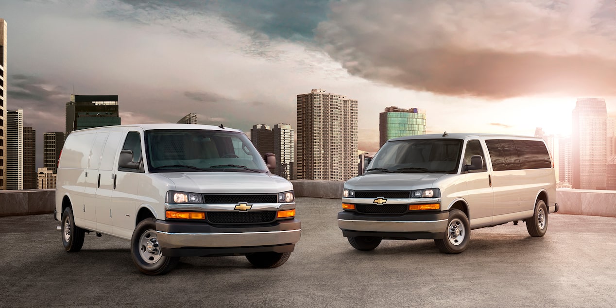 Chevrolet Express Van 2025 con espejos exteriores con ajuste eléctrico, calefactables y plegables eléctricamente  