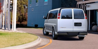 Chevrolet Express Van 2025 con cámara de visión trasera con despliegue parcial en el espejo retrovisor interior 