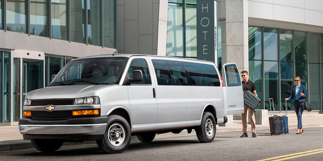 Chevrolet Express 2025, versión Passenger con paquete de ventanas laminada