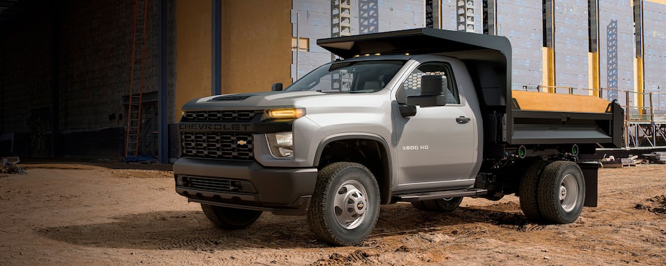 Chevrolet Silverado 3500, 2023. Camioneta de 3.5 toneladas con faros de halógeno, motor V8 y dirección hidráulica